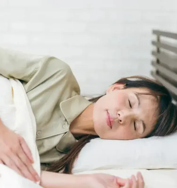 睡眠中の女性の画像